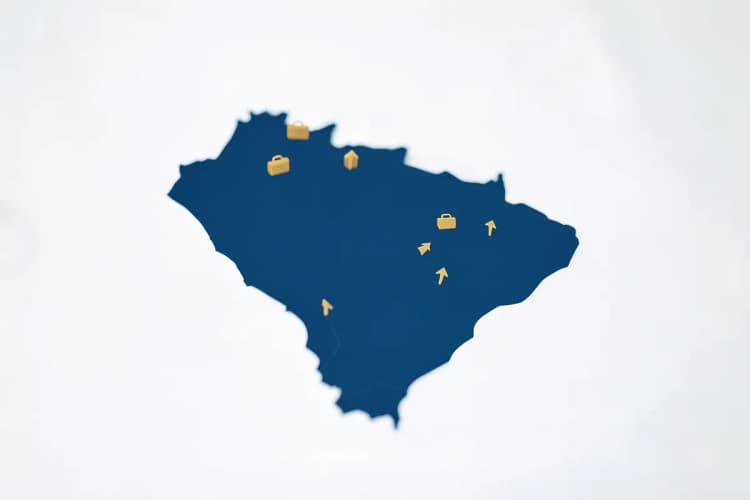 Mapa do Brasil estilizado com ícones de negócios sobrepostos, indicando a atividade de M&A no país.