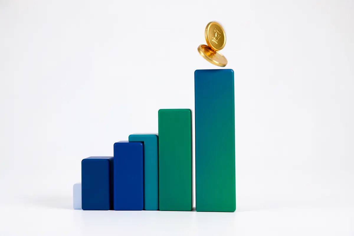 Gráfico de barras ascendente com moedas caindo, representando o sucesso financeiro de operações de M&A.